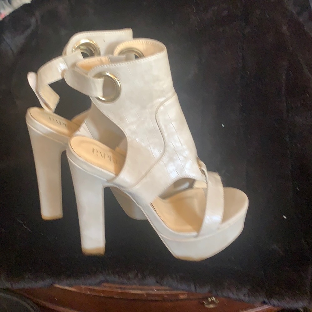 Super cute paper fox size 9 1/2 gladiator heel sandals
